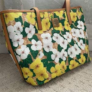 Beautiful D&B bag with textured finish. Bright yellow, perfect for the summer!